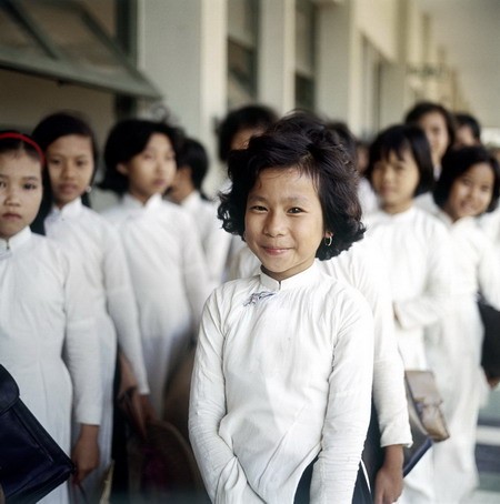 Đó là những hình ảnh do tay máy Henk Hilterman thực hiện năm 1967 ở Sài Gòn và vùng ngoại vi, được giới thiệu trên trang Flickr của một nhà sưu tầm ảnh trực tuyến có nick Manhhai. Những khung hình đẹp được chụp với phong cách chuyên nghiệp, chủ yếu ghi lại những khoảnh khắc hồn nhiên của trẻ em này hứa hẹn sẽ đem lại cho người xem nhiều cảm xúc khó quên. Nữ sinh trong một ngôi trường xếp hàng vào lớp.